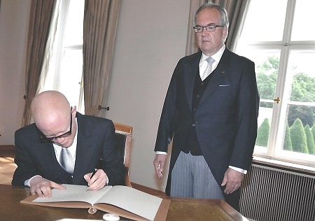 Pichani ni Mhe. Balozi mteule DR. POSSI akiweka saini katika kitabu Maalumu kabla ya kuwasilisha hati za Utambulisho kwa Rais wa Ujerumani.