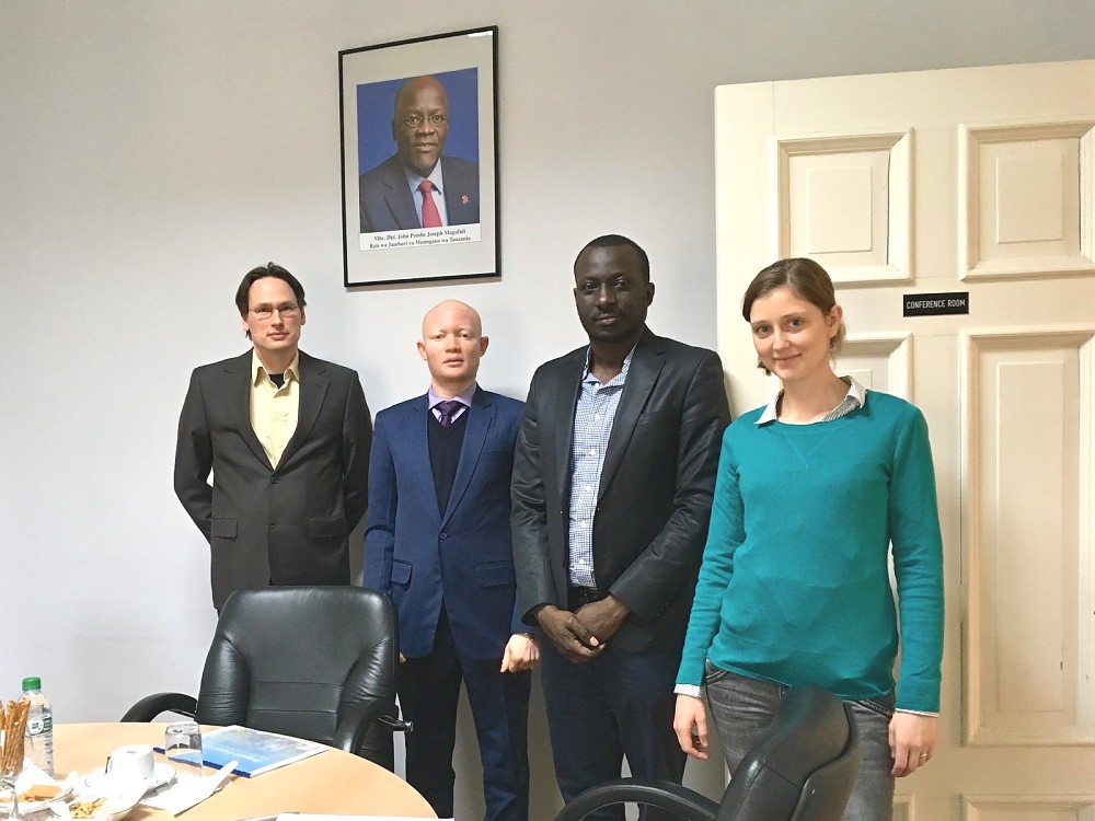 Kutoka kushoto ni Mkurugenzi wa iSatech water Berlin,Mr  Emmanuel Mey, Balozi wa Tanzania Ujerumani  Mh Balozi DKt. Abdallah  Possi, Mwakilishi wa Kampuni ya iSATECH Water Tanzania Bw.  Peter Kazaura na Bi. Hanna Jass kutoka iSatech water Berlin.